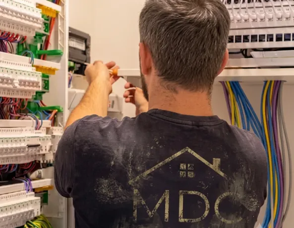 Électricien de MDC Rénovation au travail dans une villa à Saint-Tropez
