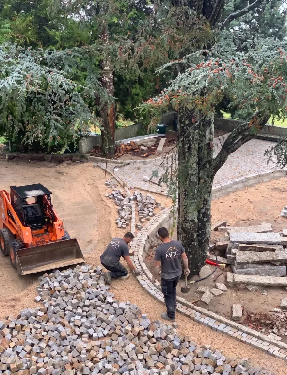 Pose de pavés en pierre à la devanture d'une villa à Saint-Tropez par MDC Rénovation
