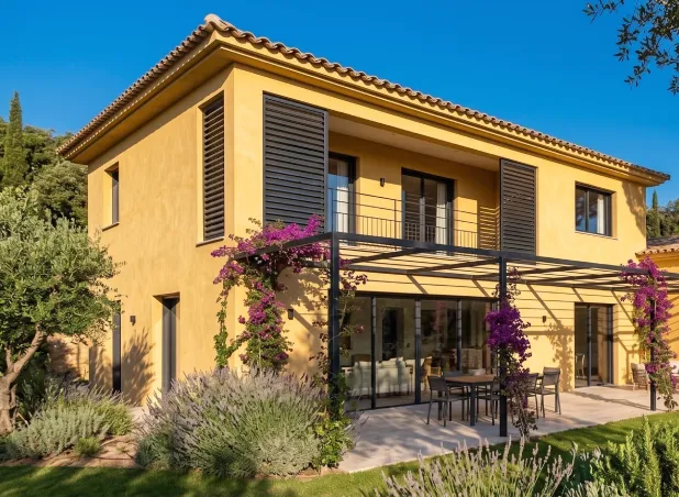 Rénovation complète de façade d'une villa à Saint-Tropez par MDC Rénovation